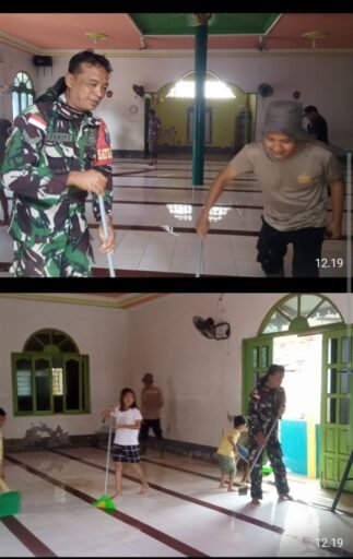 Pasca Banjir Babinsa Koramil 1204-02 Sekayam Gelar Bakti TNI Bersihkan Masjid