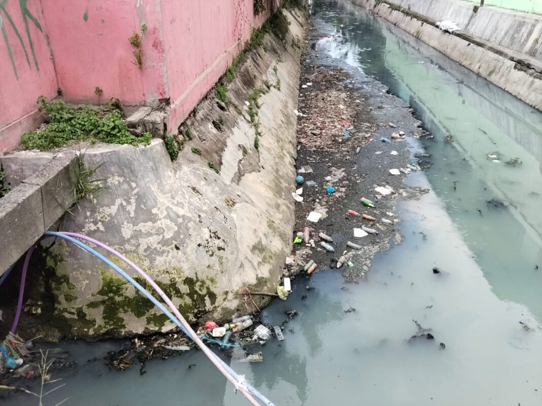 Sungai Surabaya Terancam Limbah dan Sampah