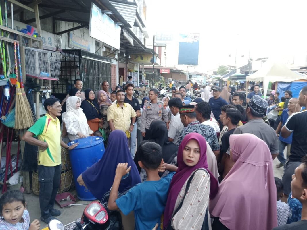 Personel Polsek Idi Rayeuk Bantu Evakuasi Warga PP Yang Meninggal di Pasar Idi