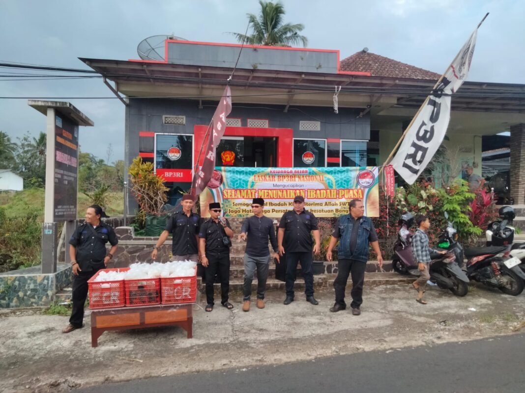 Berbagi Bersama 1000 Takjil Laskar BP3RI didepan Kantor Besar DPP BP3RI
