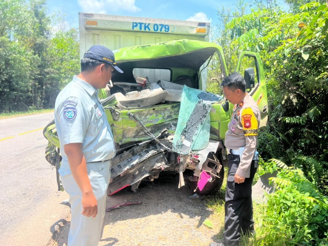 Detik-detik Kecelakaan Maut di Kubu Raya: Minibus Hilang Kendali Sebelum Tabrak Truk