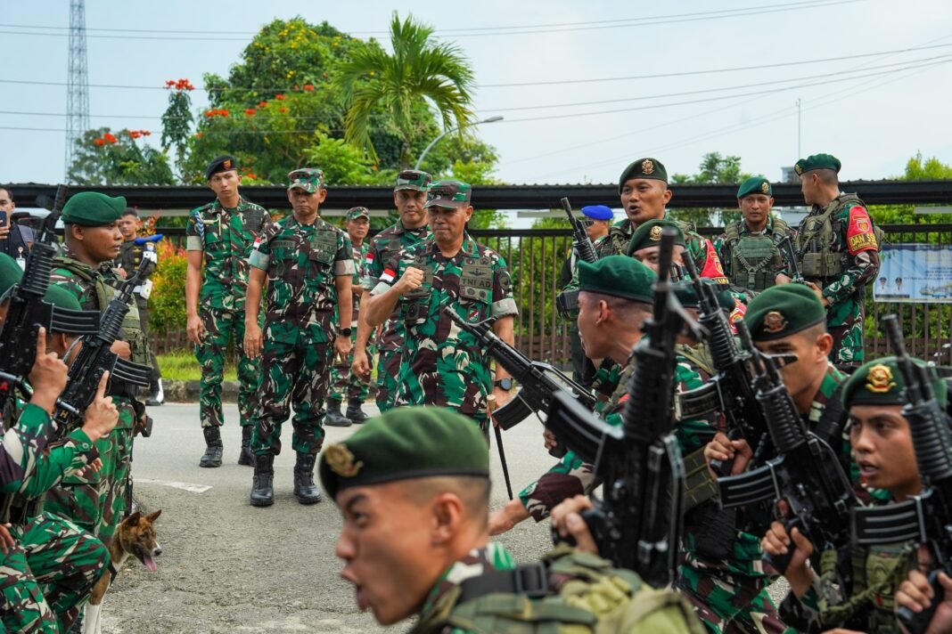 Pangdam XII/Tpr Tinjau Perbatasan, Bakar Semangat Prajurit Satgas Pamtas di Sajingan Besar