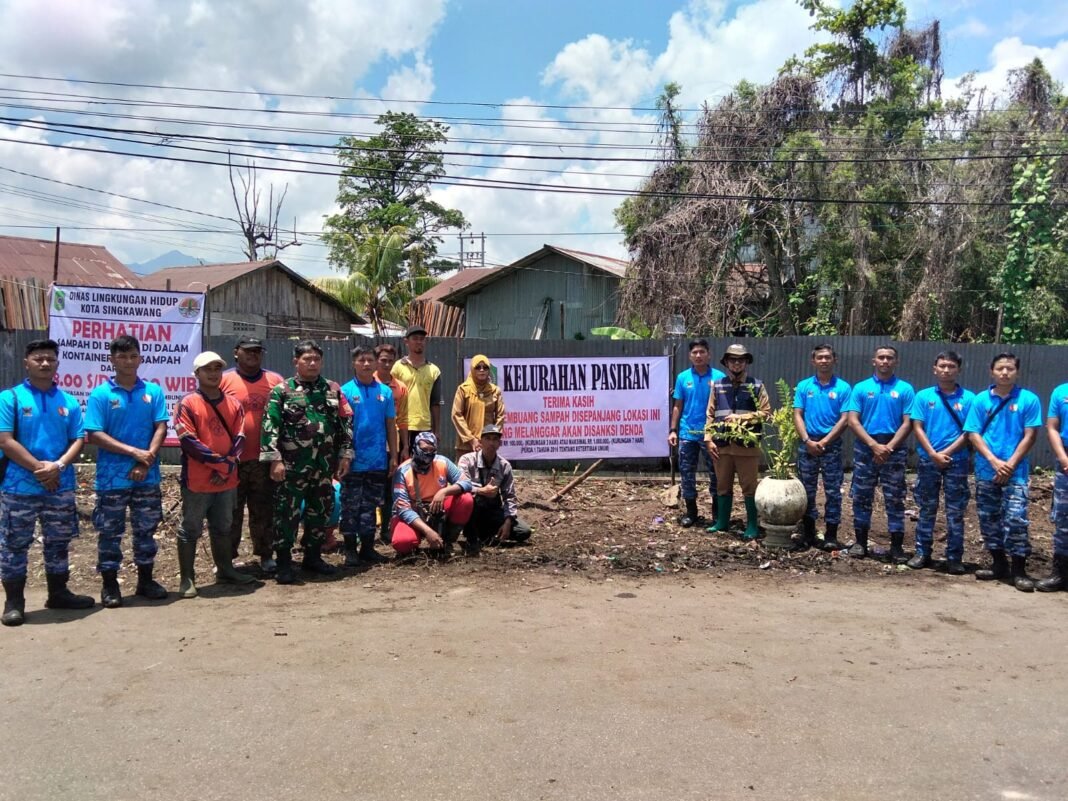 Gotong Royong Bersihkan Sampah, Babinsa dan Warga Peduli Lingkungan di Singkawang Barat.