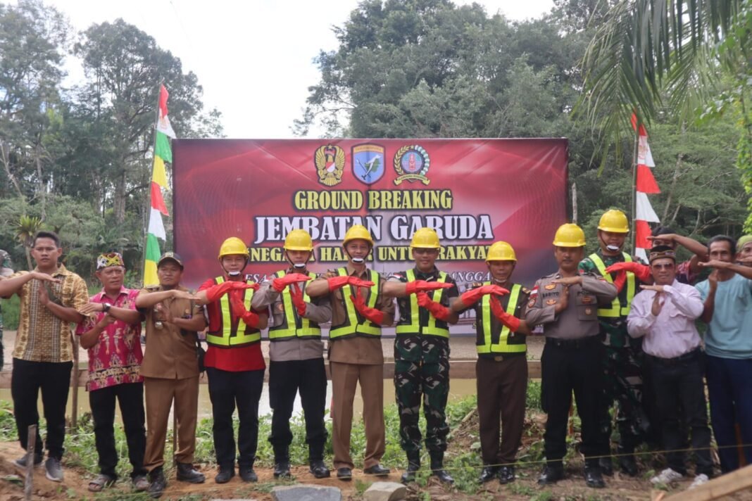 Memutus Isolasi di Garis Depan Danrem 121/Abw Letakkan Batu Pertama Jembatan Garuda
