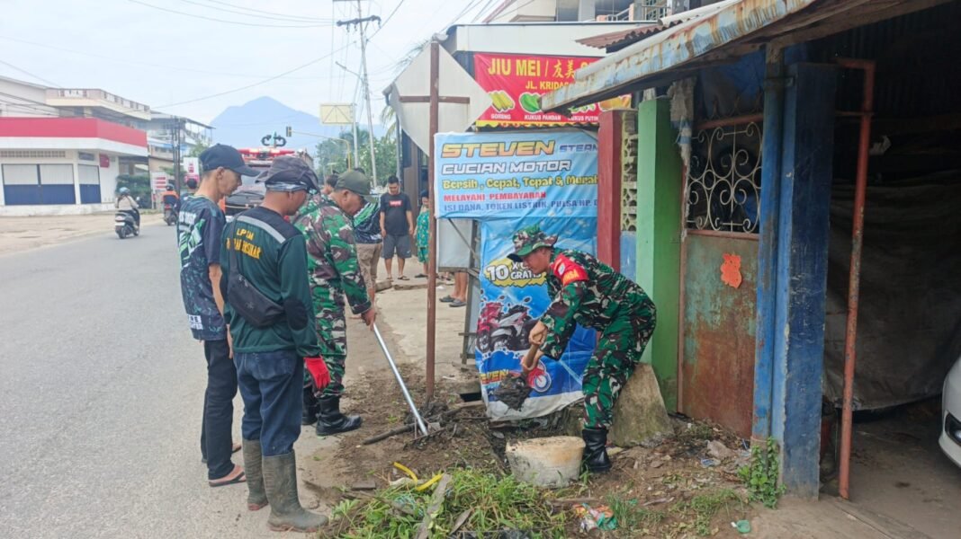 Cegah Banjir Sejak Dini, Babinsa bersama masyarakat Kelurahan Pasiran Gelar Kerja Bhakti Bersihkan Drainase.