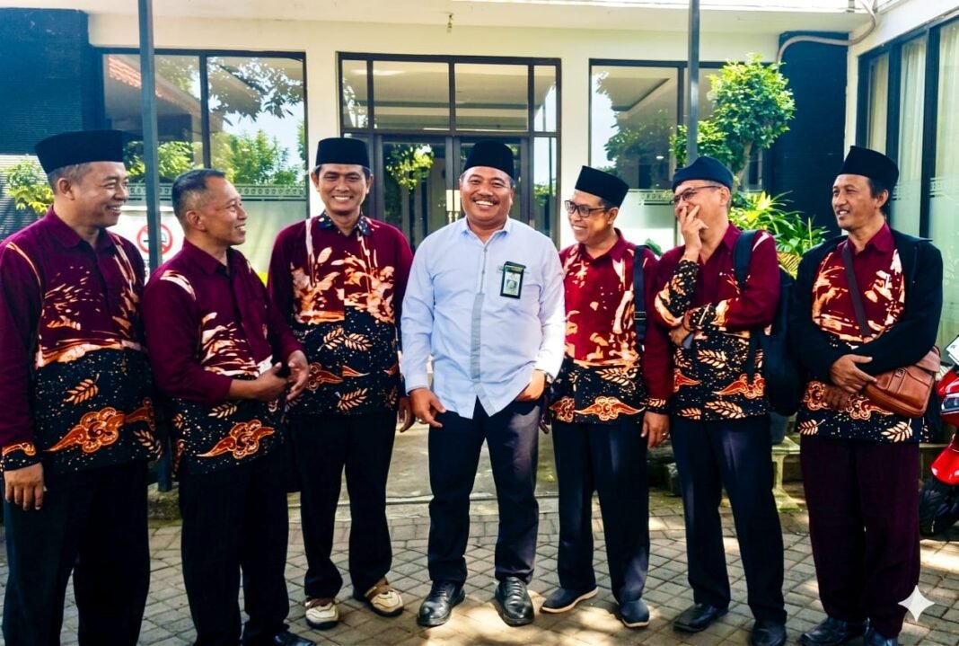 Ketua MKKS SMP Swasta Banyuwangi Apresiasi Pengabdian Dr. H. Alfian Ketua MKKS SMP Swasta Banyuwangi Apresiasi Pengabdian Dr. H. Alfian