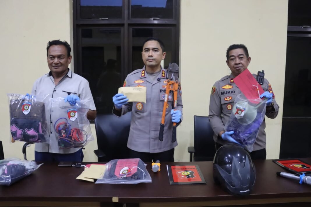 Polres Pacitan Amankan Komplotan Pencuri Kotak Amal di 7 Masjid Polres Pacitan Amankan Komplotan Pencuri Kotak Amal di 7 Masjid