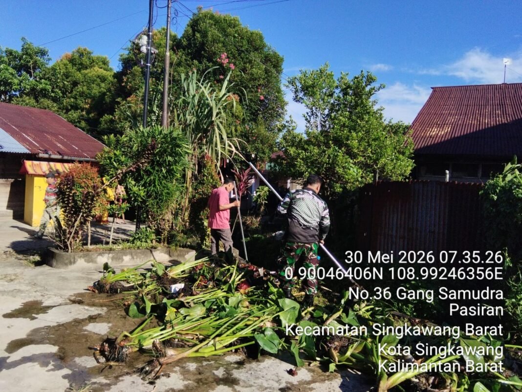 Gotong Royong TNI dan Masyarakat, Jalan dan Saluran Air di Kelurahan Pasiran Kembali Bersih. Gotong Royong TNI dan Masyarakat, Jalan dan Saluran Air di Kelurahan Pasiran Kembali Bersih.