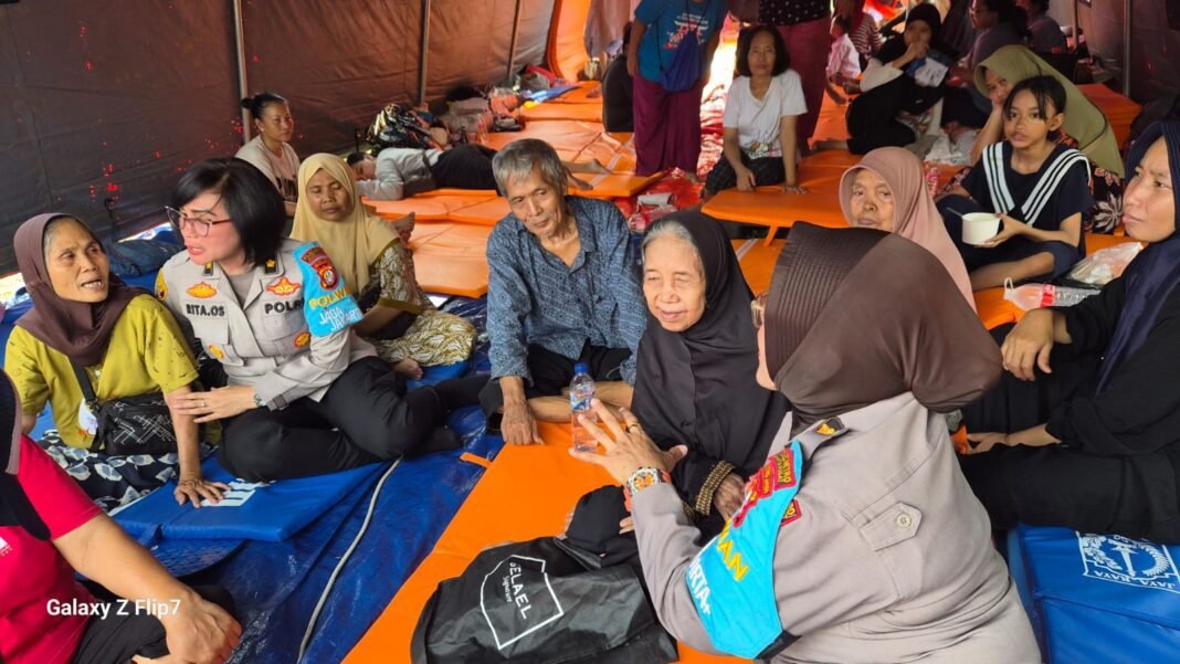 Polwan Jaga Jakarta Salurkan Bantuan dan Trauma Healing untuk Korban Kebakaran Pasar Jiung* Polwan Jaga Jakarta Salurkan Bantuan dan Trauma Healing untuk Korban Kebakaran Pasar Jiung*