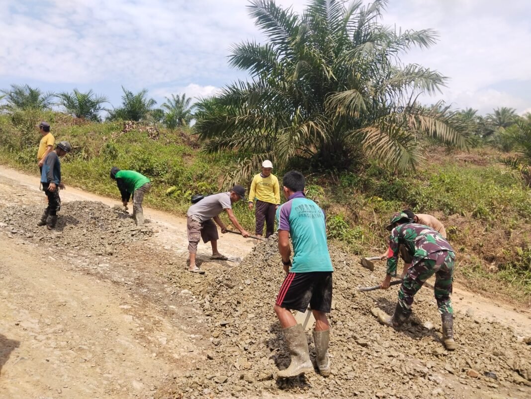 Wujud Kemanunggalan TNI, Kodim 1209/Bengkayang dan Warga Binaan Bahu-Membahu Perbaiki Jalan Desa Wujud Kemanunggalan TNI, Kodim 1209/Bengkayang dan Warga Binaan Bahu-Membahu Perbaiki Jalan Desa