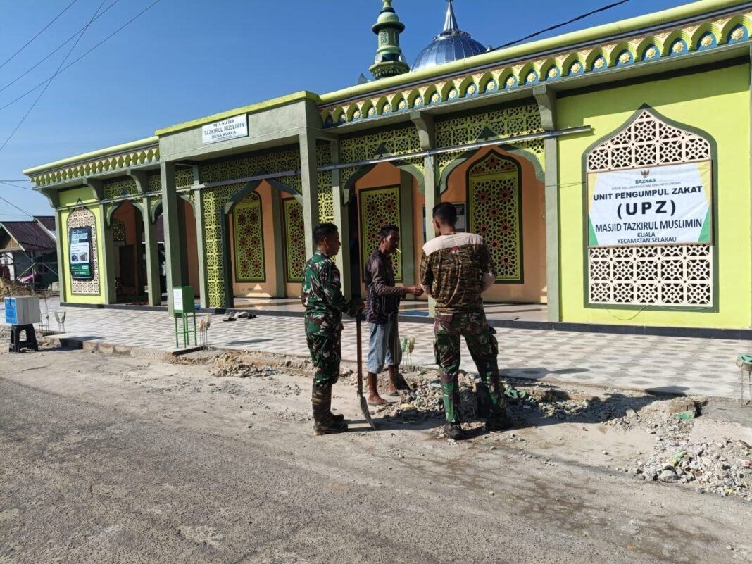 Peduli Sarana Ibadah, Anggota Koramil 06/Selakau Gotong Royong Bersama Warga Bersihkan Masjid Peduli Sarana Ibadah, Anggota Koramil 06/Selakau Gotong Royong Bersama Warga Bersihkan Masjid
