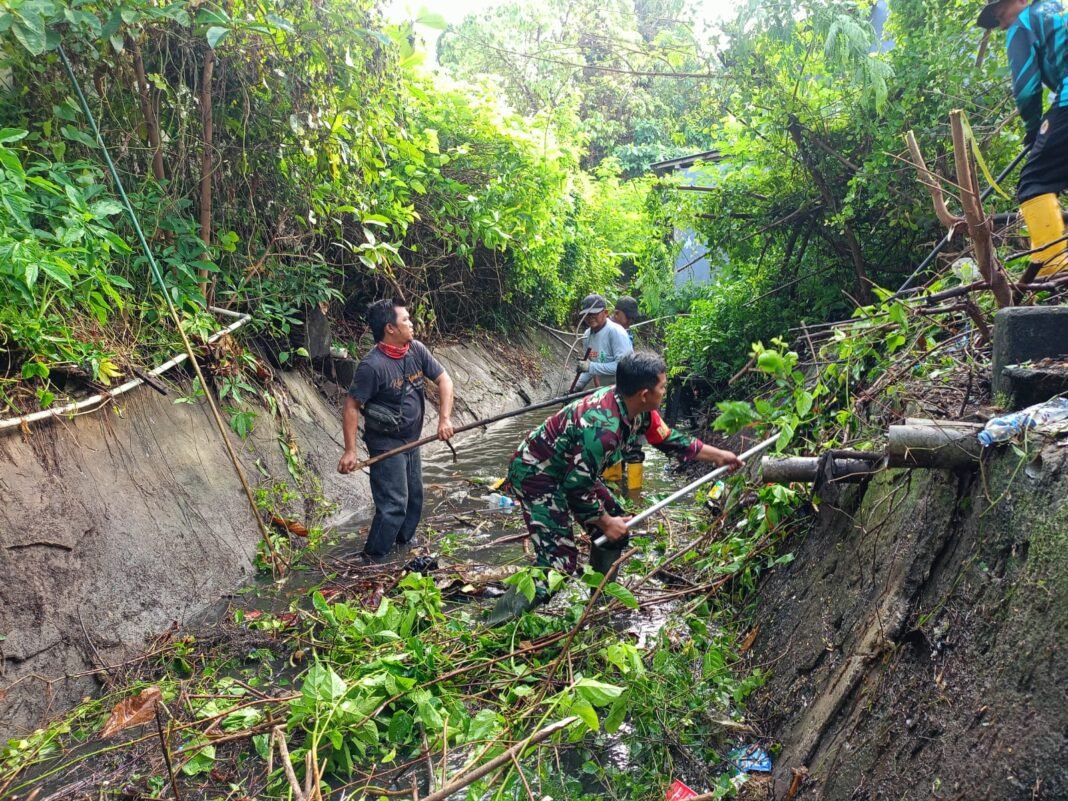 Kerja Bakti Bersihkan Sungai, Babinsa Bersama Warga Wujudkan Lingkungan Sehat dan Asri di Kelurahan Condong. Kerja Bakti Bersihkan Sungai, Babinsa Bersama Warga Wujudkan Lingkungan Sehat dan Asri di Kelurahan Condong.