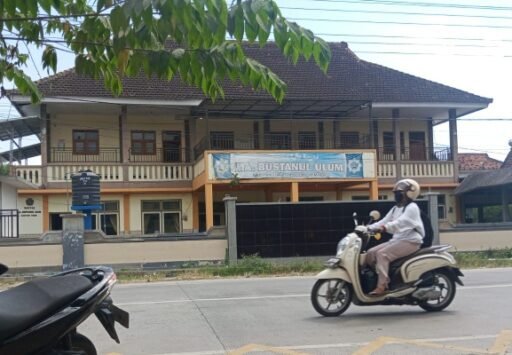 Ijazah Diduga Ditahan Karena Tunggakan, MA Bustanul Ulum Dikecam: Hak Siswa Tak Boleh Jadi Alat Tekanan”. Ijazah Diduga Ditahan Karena Tunggakan, MA Bustanul Ulum Dikecam: Hak Siswa Tak Boleh Jadi Alat Tekanan”.