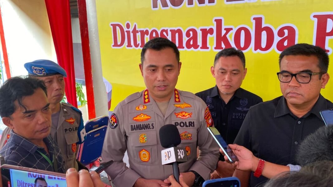 Kembali Ungkap Jaringan Narkoba : Polda Kalbar Sita 4,3 Kg Sabu dan Uang Tunai 3,8 M Kembali Ungkap Jaringan Narkoba : Polda Kalbar Sita 4,3 Kg Sabu dan Uang Tunai 3,8 M