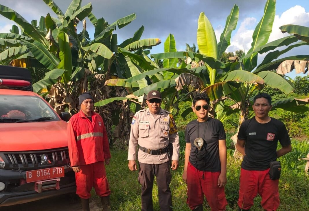 Sinergi Manggala Agni dan Polsek Rasau Jaya Jinakkan Titik Api dalam Dua Jam Sinergi Manggala Agni dan Polsek Rasau Jaya Jinakkan Titik Api dalam Dua Jam