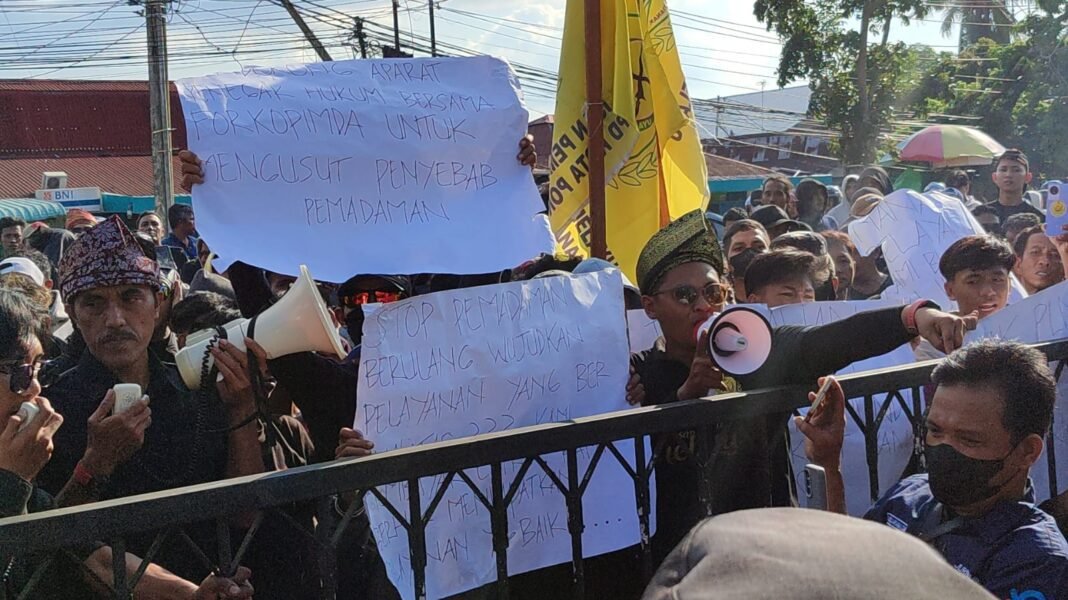 Kawal Demo Pemadaman Listrik PLN Kalbar, Polres Kubu Raya Kedepankan Pendekatan Humanis Kawal Demo Pemadaman Listrik PLN Kalbar, Polres Kubu Raya Kedepankan Pendekatan Humanis