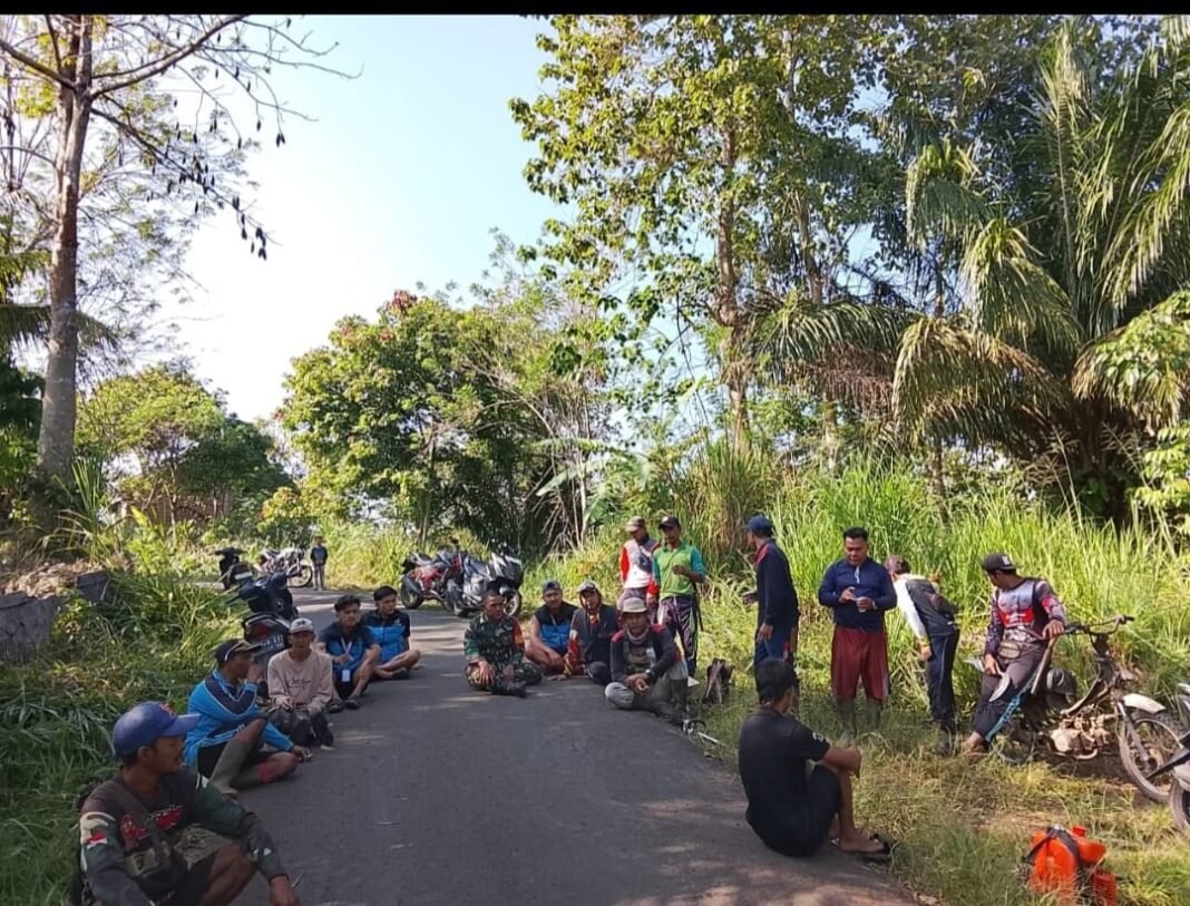 Momen !!! Sinergi Pemdes, Jajaran TNI, dan mahasiswa (KKN) ” Pembersihan Jalan Desa Temedak Momen !!! Sinergi Pemdes, Jajaran TNI, dan mahasiswa (KKN) ” Pembersihan Jalan Desa Temedak