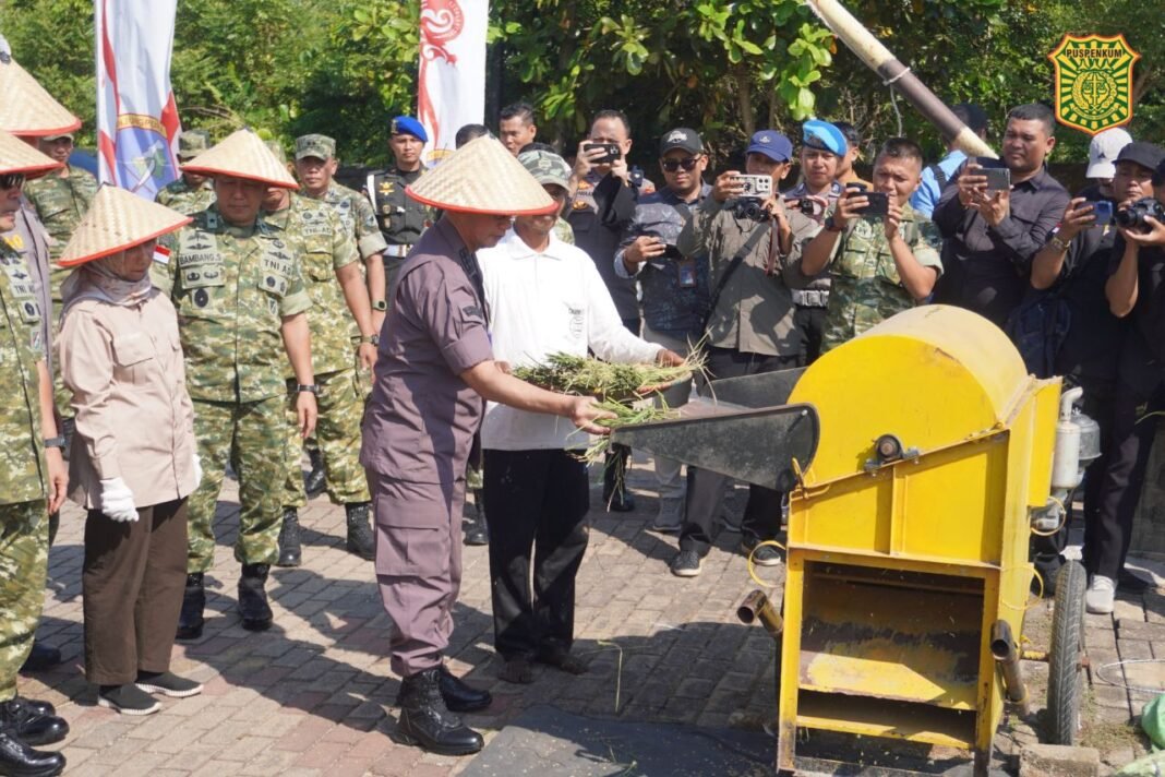Kejati Kalbar Hadiri Panen Raya Program Ketahanan Pangan TNI Kawasan Kubu Raya Kejati Kalbar Hadiri Panen Raya Program Ketahanan Pangan TNI Kawasan Kubu Raya