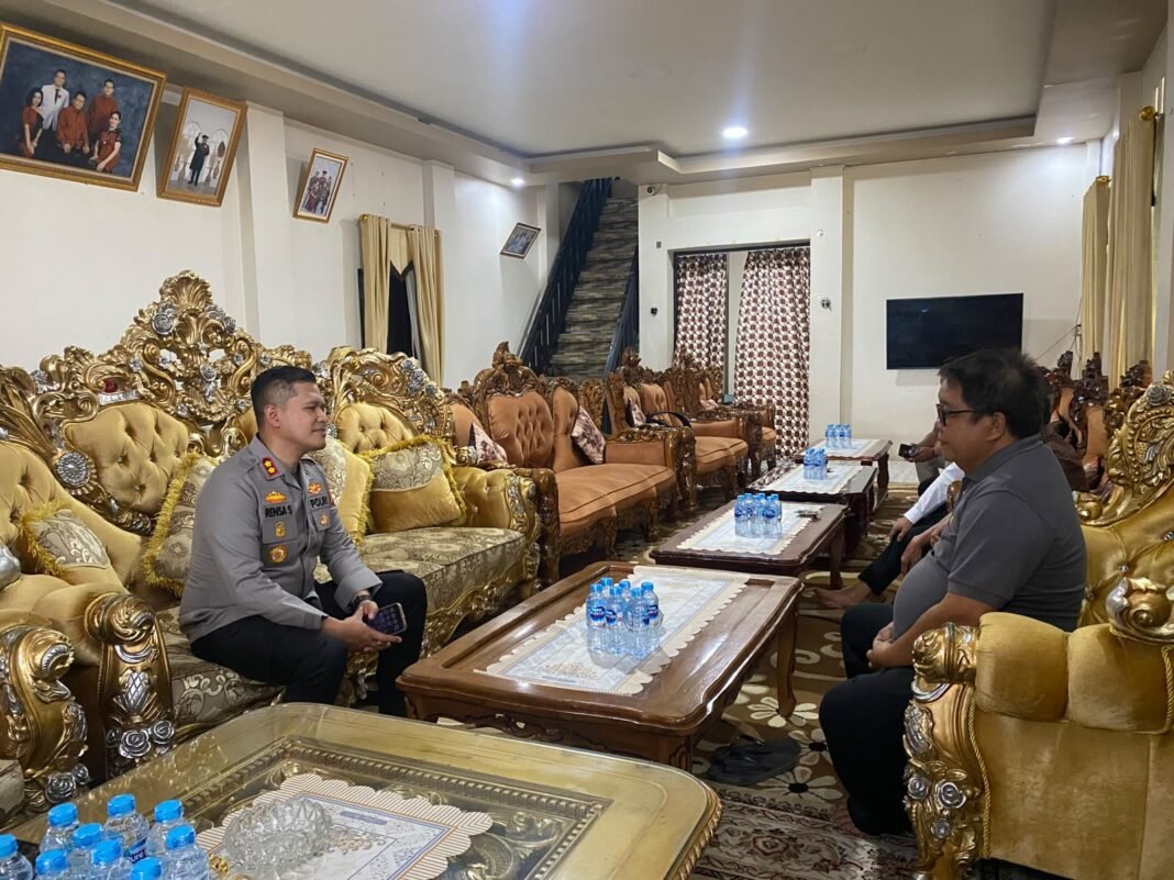 Temui Ketua DAD Kubu Raya, AKBP Rensa Tegaskan Tokoh Adat Pilar Penting Menjaga Kerukunan Temui Ketua DAD Kubu Raya, AKBP Rensa Tegaskan Tokoh Adat Pilar Penting Menjaga Kerukunan