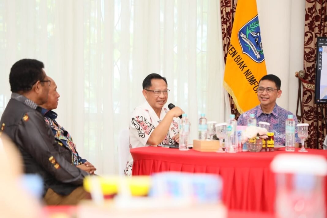 Mendagri Pastikan Data Kependudukan Jadi Basis Akurasi Penyaluran Bansos di Biak Numfor Mendagri Pastikan Data Kependudukan Jadi Basis Akurasi Penyaluran Bansos di Biak Numfor