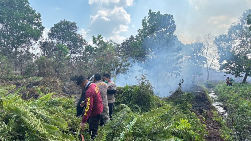 Usai Padamkan Kebakaran 9 Hektare, Tim KRYD Polres Kubu Raya Kini Memburu Bara di Bawah Gambut Usai Padamkan Kebakaran 9 Hektare, Tim KRYD Polres Kubu Raya Kini Memburu Bara di Bawah Gambut