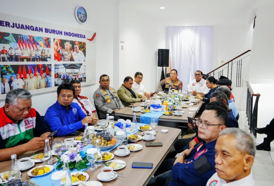 Kapolri Dukung Dialog Penyusunan RUU Ketenagakerjaan, Siap Jadi Jembatan Aspirasi Buruh Kapolri Dukung Dialog Penyusunan RUU Ketenagakerjaan, Siap Jadi Jembatan Aspirasi Buruh