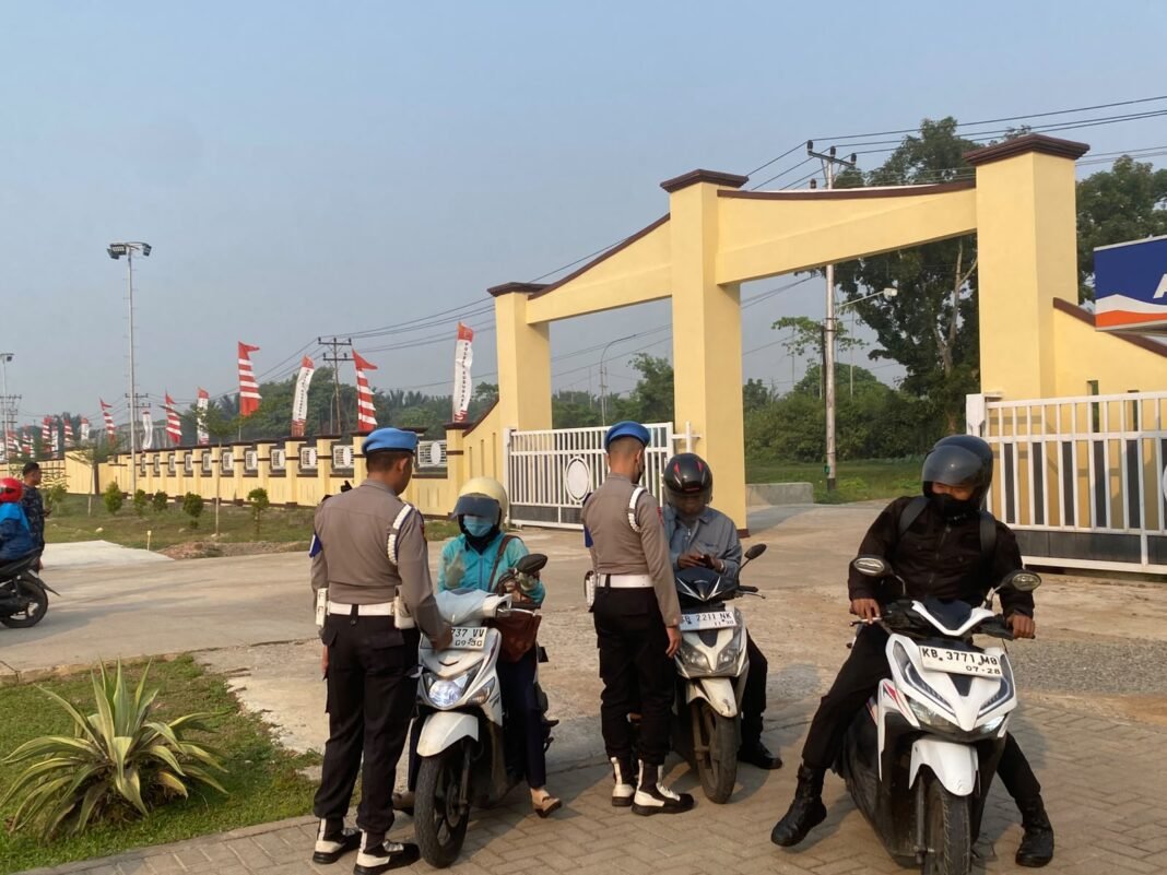 Pastikan Personel Contohkan Tertib Berlalu Lintas, Sipropam dan Satlantas Kubu Raya Gelar Gaktibplin Pastikan Personel Contohkan Tertib Berlalu Lintas, Sipropam dan Satlantas Kubu Raya Gelar Gaktibplin