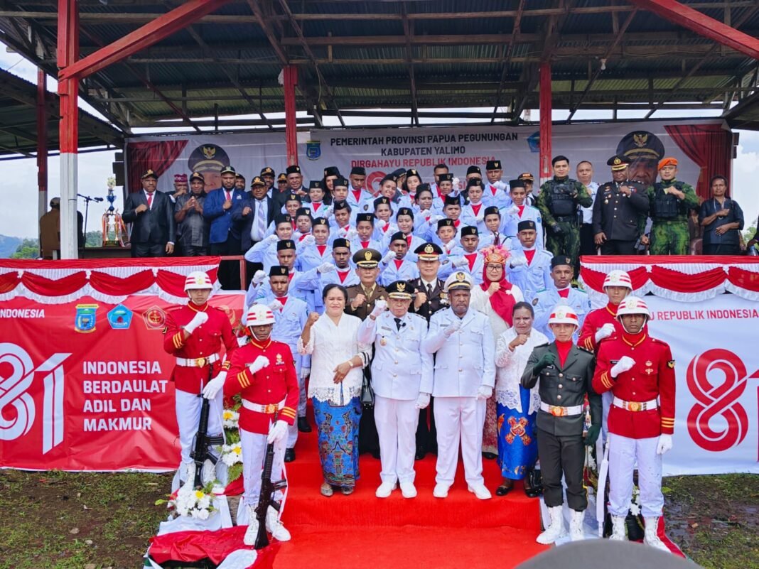 Satgas Pamtas RI-Malaysia Yonarmed 19/Bogani Ikuti Upacara Bendera HUT ke-81 Kemerdekaan RI di PLBN Entikong Satgas Pamtas RI-Malaysia Yonarmed 19/Bogani Ikuti Upacara Bendera HUT ke-81 Kemerdekaan RI di PLBN Entikong