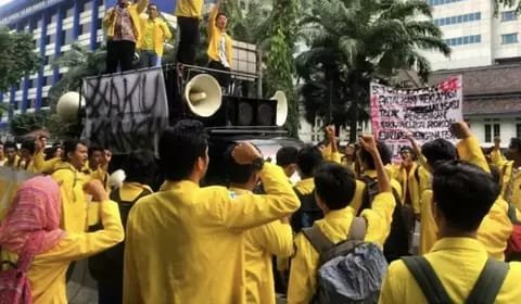 Massa Aksi dari UI Terus Desak Polisi untuk Buka Barikade di Kawasan MH Thamrin Jakarta Pusat Massa Aksi dari UI Terus Desak Polisi untuk Buka Barikade di Kawasan MH Thamrin Jakarta Pusat