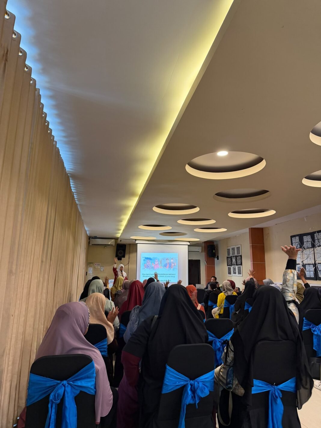 Arda Fitriana Berbagi Strategi Bisnis dari Rumah di Komunitas Akademi Bunda Pintar Arda Fitriana Berbagi Strategi Bisnis dari Rumah di Komunitas Akademi Bunda Pintar