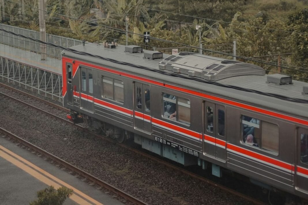 Tawuran antarwarga pecah disekitar Stasiun Manggarai Bukit, Duri, Tebet, Jakarta Selatan Tawuran antarwarga pecah disekitar Stasiun Manggarai Bukit, Duri, Tebet, Jakarta Selatan