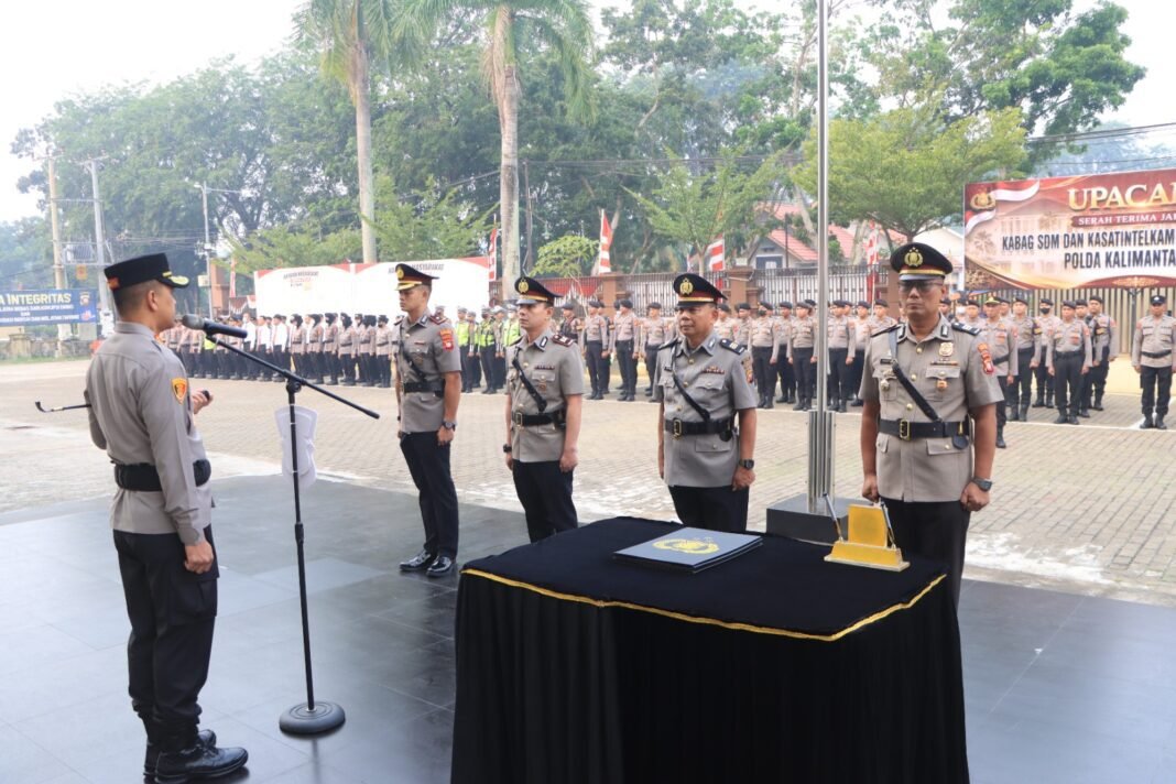 Kapolresta Pontianak Pimpin Upacara Serah Terima Jabatan Kasat Intelkam dan Kabag SDM Kapolresta Pontianak Pimpin Upacara Serah Terima Jabatan Kasat Intelkam dan Kabag SDM