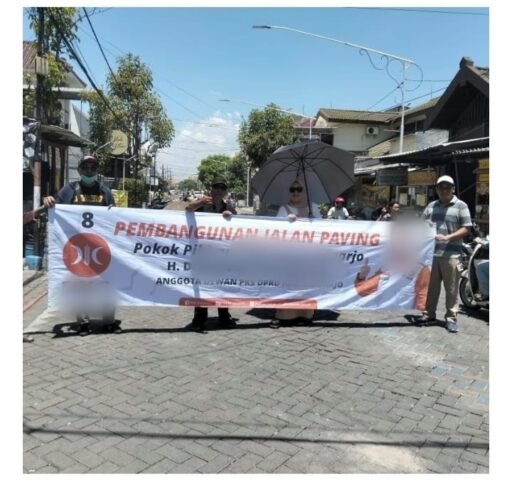 Diduga Demi Popularitas , Oknum Anggota DPRD . Menempelkan Foto , Nama , dan Logo Partai . Diduga Demi Popularitas , Oknum Anggota DPRD . Menempelkan Foto , Nama , dan Logo Partai .
