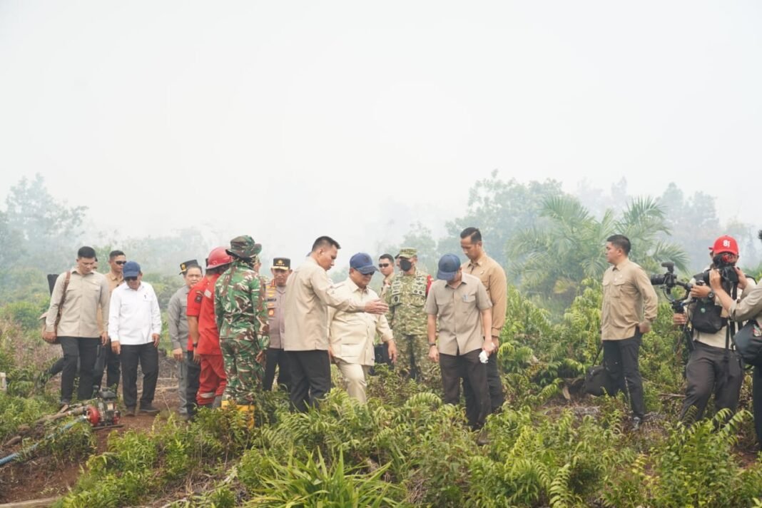 Presiden Republik Indonesia Prabowo Subianto Meninjau Langsung Karhutla di Kalimantan Barat Presiden Republik Indonesia Prabowo Subianto Meninjau Langsung Karhutla di Kalimantan Barat