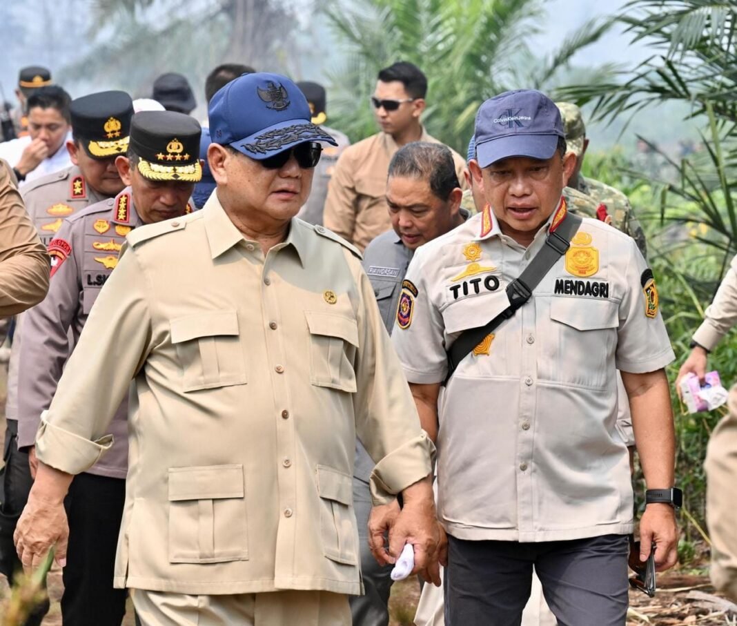 Mendagri Tito Dampingi Presiden Prabowo Tinjau Penanganan Karhutla di Kalimantan Barat Mendagri Tito Dampingi Presiden Prabowo Tinjau Penanganan Karhutla di Kalimantan Barat