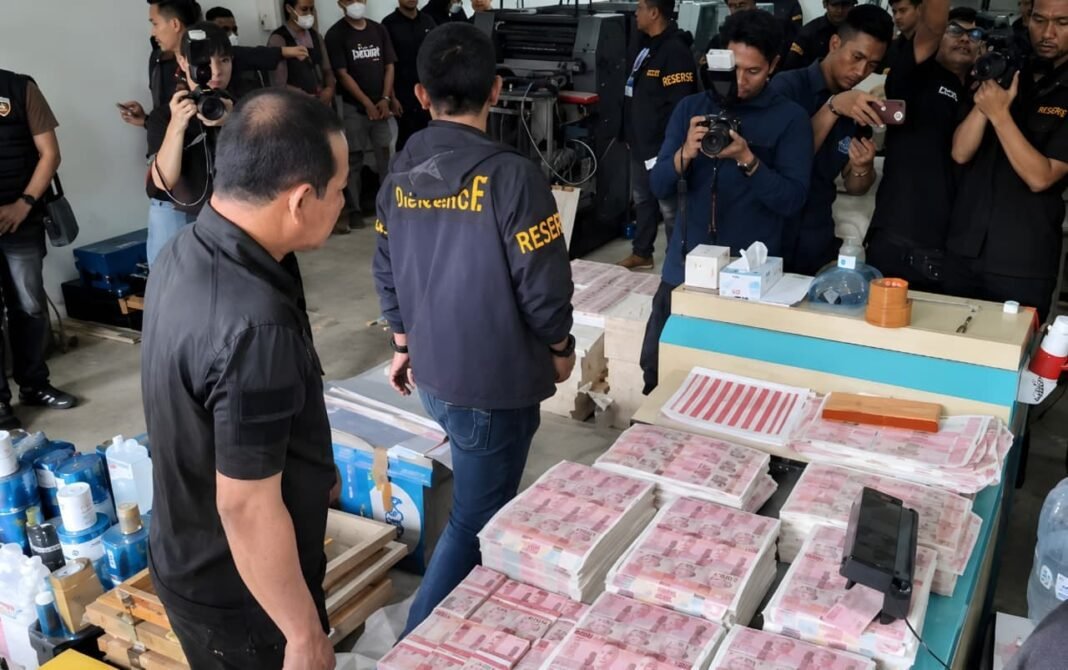 Reserse Polda Metro Jaya bongkar jaringan produksi uang palsu dipergudangan Taman Tekno BSDTangerang Selatan Reserse Polda Metro Jaya bongkar jaringan produksi uang palsu dipergudangan Taman Tekno BSDTangerang Selatan