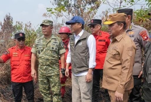 Menhut Raja Antoni ke Kalbar atas Arahan Prabowo : Pastikan Perintah Presiden Berjalan Menhut Raja Antoni ke Kalbar atas Arahan Prabowo : Pastikan Perintah Presiden Berjalan