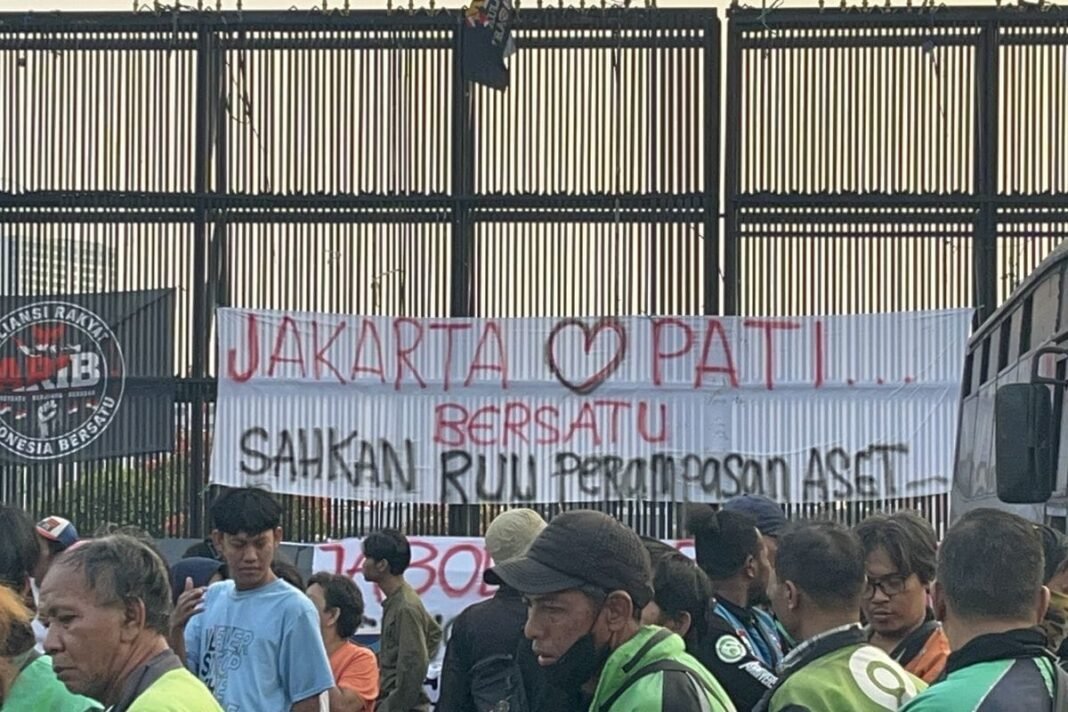 Sekelompok massa mulai mempersiapkan aksi demonstrasi dijadwalkan berlangsung di kawasan DPR/MPR RI, Sekelompok massa mulai mempersiapkan aksi demonstrasi dijadwalkan berlangsung di kawasan DPR/MPR RI,