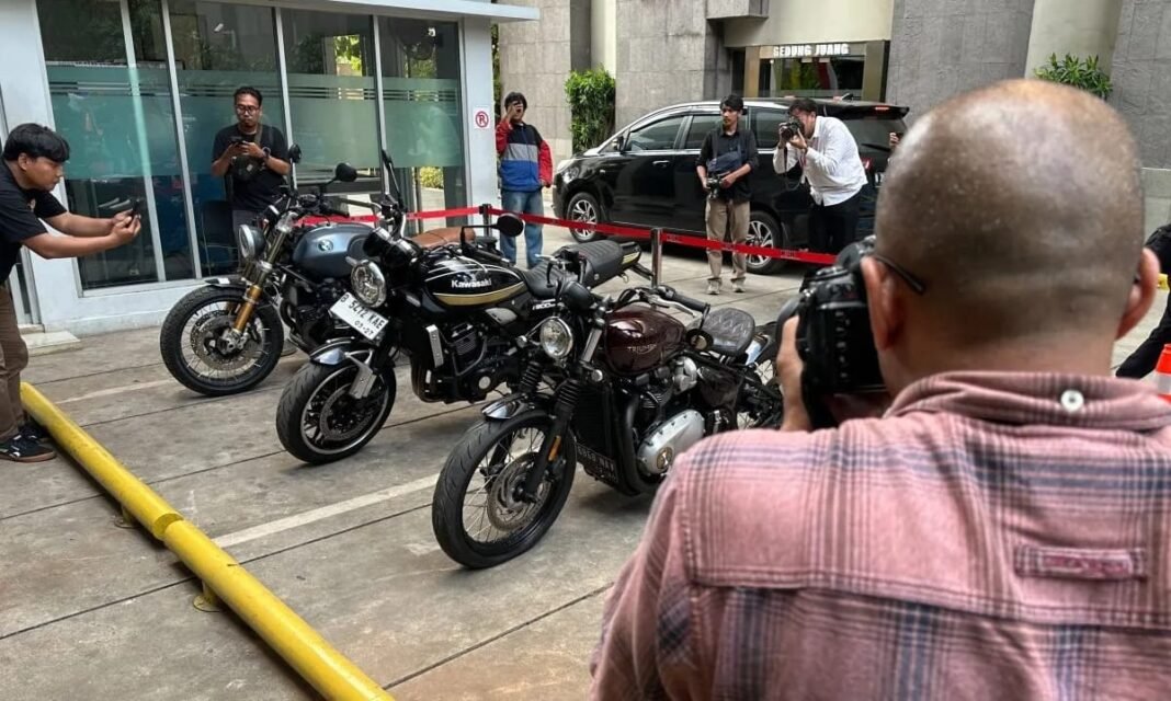 Komisi Pemberantasan Korupsi (KPK) sita tiga unit motor gede (moge) dan mata uang asing sekitar Rp2,8 miliar Komisi Pemberantasan Korupsi (KPK) sita tiga unit motor gede (moge) dan mata uang asing sekitar Rp2,8 miliar