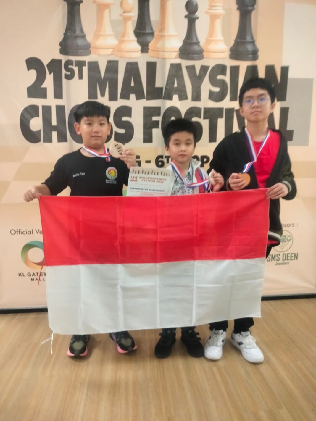 Justin Tan, Pecatur Asal Ketapang, Rebut Medali Perunggu di Malaysian Chess Festival 2026 Justin Tan, Pecatur Asal Ketapang, Rebut Medali Perunggu di Malaysian Chess Festival 2026