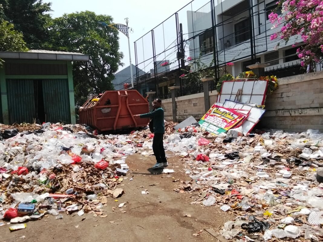 Sampah Dari Kantor Walikota Jakut Numpuk Berantakan Di GRJU Jakarta Utara,Kemana Petugas nya??? Sampah Dari Kantor Walikota Jakut Numpuk Berantakan Di GRJU Jakarta Utara,Kemana Petugas nya???