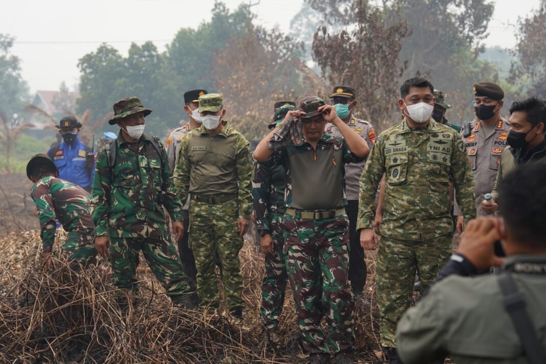 Pangkogabwilhan I TNI dan Pangdam XII/Tpr Semprot Kan Bios 44 ke Titik Api Rasau Jaya Umum Pangkogabwilhan I TNI dan Pangdam XII/Tpr Semprot Kan Bios 44 ke Titik Api Rasau Jaya Umum