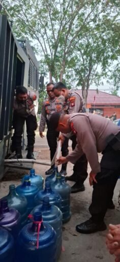 Peduli Warga, Polresta Pontianak Salurkan Air Bersih Siap Konsumsi di Pontianak Barat Peduli Warga, Polresta Pontianak Salurkan Air Bersih Siap Konsumsi di Pontianak Barat