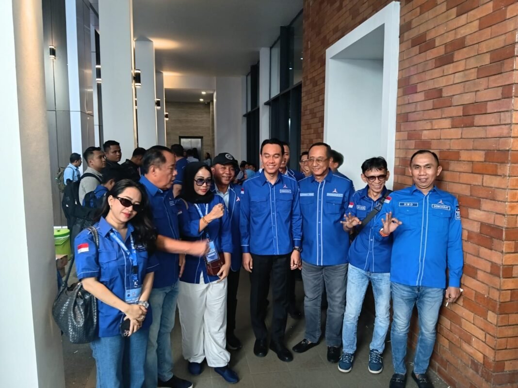 Ketua Umum Partai Demokrat Agus Harimurti Yudhoyono (AHY) mengingatkan para kader Demokrat di DPP Demokrat. Ketua Umum Partai Demokrat Agus Harimurti Yudhoyono (AHY) mengingatkan para kader Demokrat di DPP Demokrat.