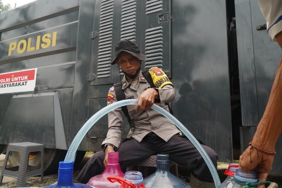 Galon hingga Panci Berjajar, Warga Wonodadi II Berebut Air Bersih di Tengah Kemarau Galon hingga Panci Berjajar, Warga Wonodadi II Berebut Air Bersih di Tengah Kemarau