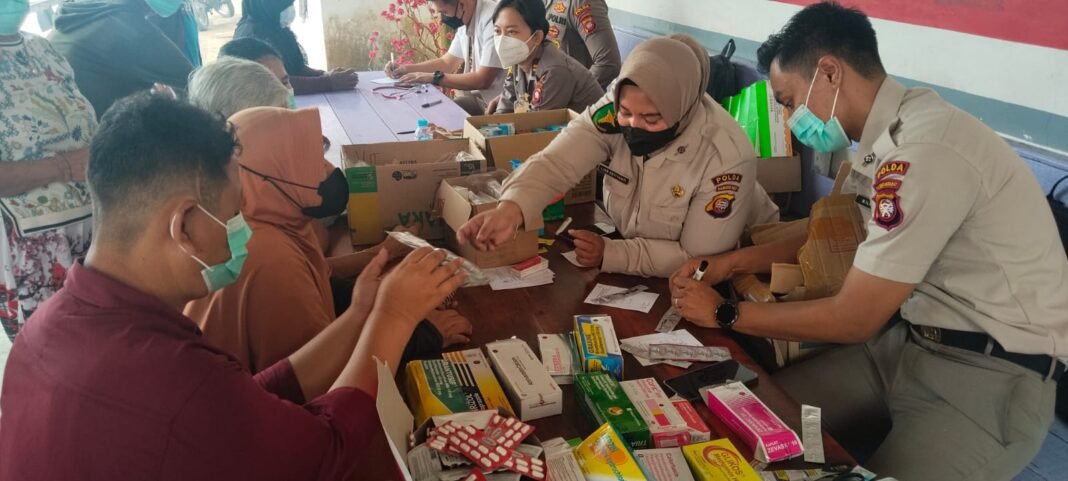 Polda Kalbar Gelar Bakti Kesehatan dan Salurkan Air Bersih Bagi Warga Polda Kalbar Gelar Bakti Kesehatan dan Salurkan Air Bersih Bagi Warga
