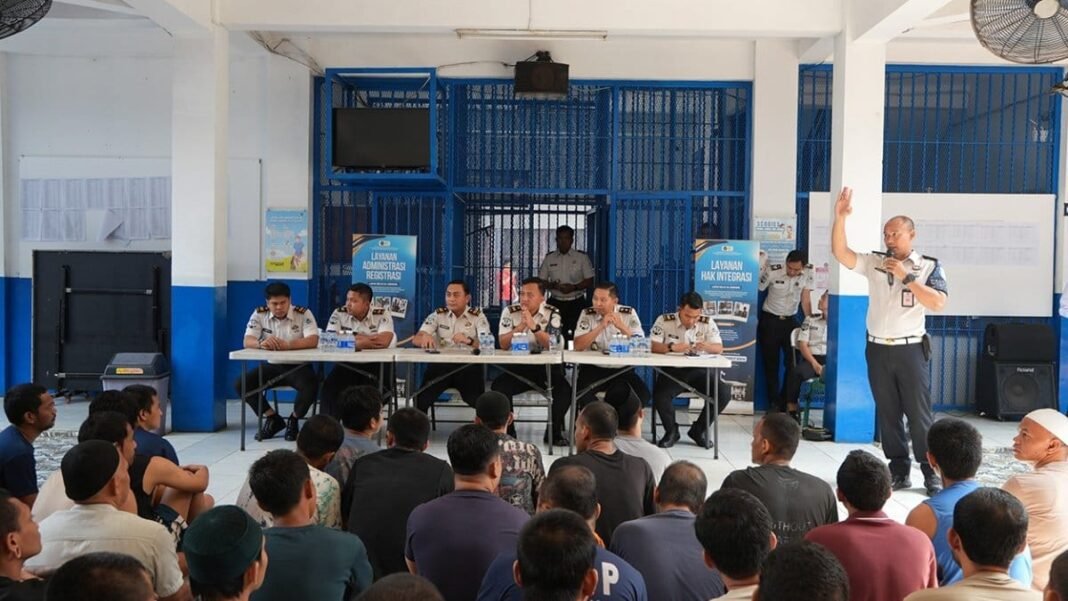 Lembaga Pemasyarakatan (Lapas) Kelas IIA Cibinong melaksanakan sosialisasi kepada Warga Binaan di blok hunian Lembaga Pemasyarakatan (Lapas) Kelas IIA Cibinong melaksanakan sosialisasi kepada Warga Binaan di blok hunian