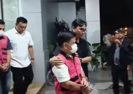 Korupsi Rp1,1 Miliar! Dua Kadis Aktif di Kepahiang Resmi Memakai Rompi Tahanan Kejari Korupsi Rp1,1 Miliar! Dua Kadis Aktif di Kepahiang Resmi Memakai Rompi Tahanan Kejari