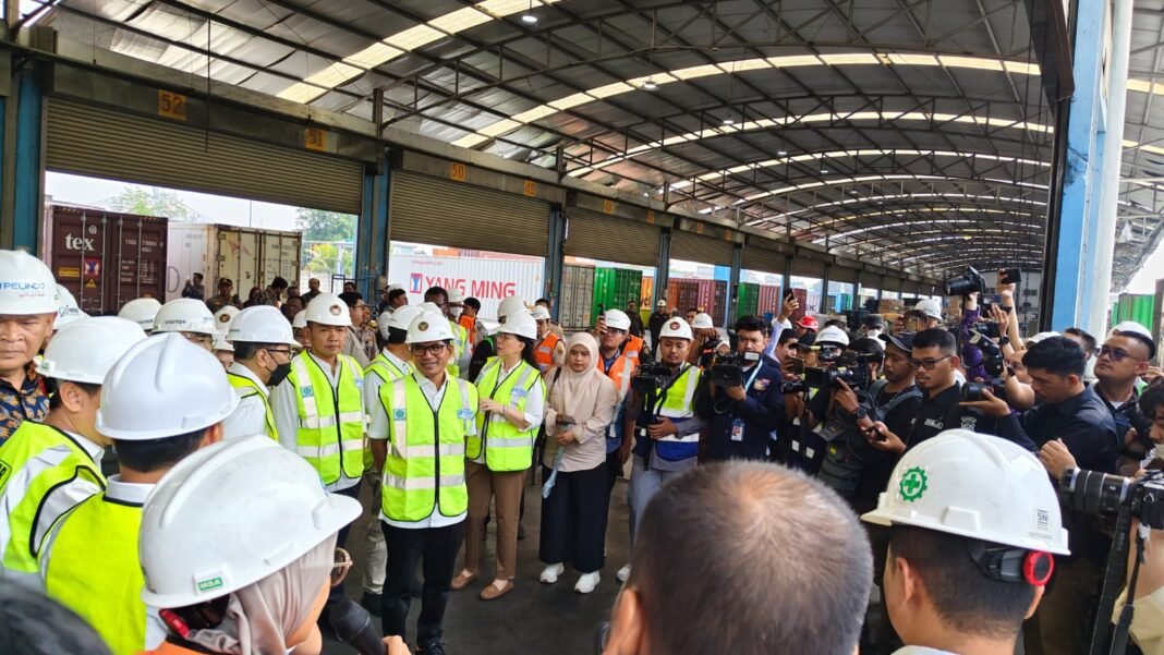 Polres Priok Amankan Kunker Komisi IV DPR RI Tinjau Proses Ekspor-Impor di Pelabuhan Tanjung Priok Polres Priok Amankan Kunker Komisi IV DPR RI Tinjau Proses Ekspor-Impor di Pelabuhan Tanjung Priok
