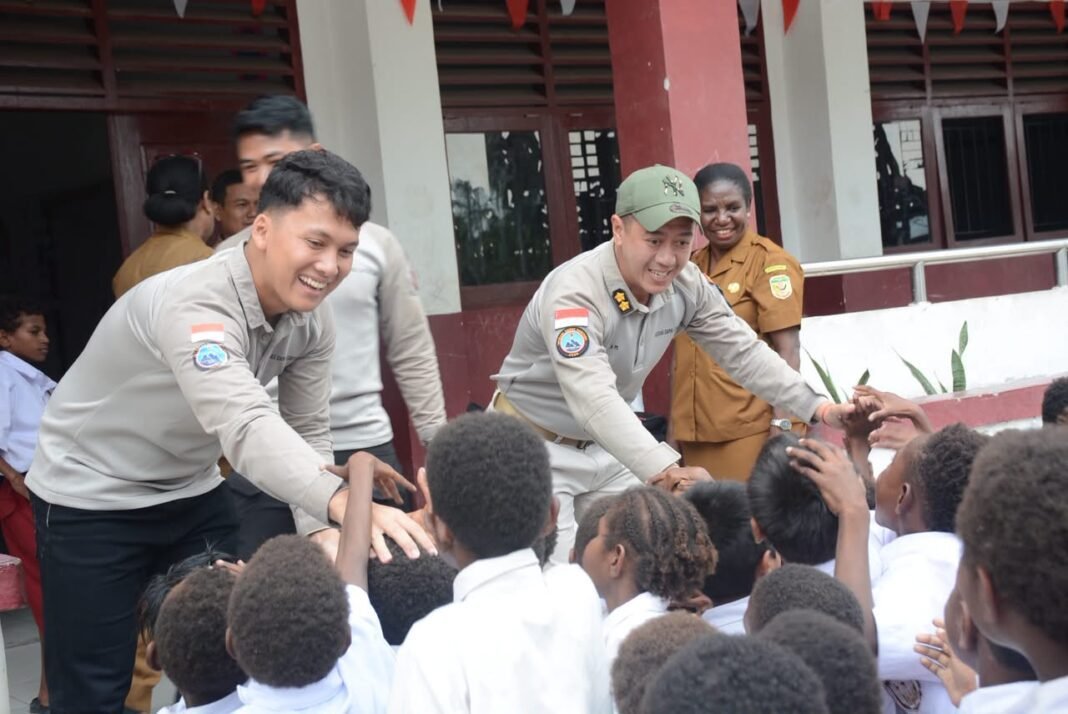Satgas Damai Cartenz Bagikan Tas dan Alat Tulis untuk Masa Depan Papua Satgas Damai Cartenz Bagikan Tas dan Alat Tulis untuk Masa Depan Papua